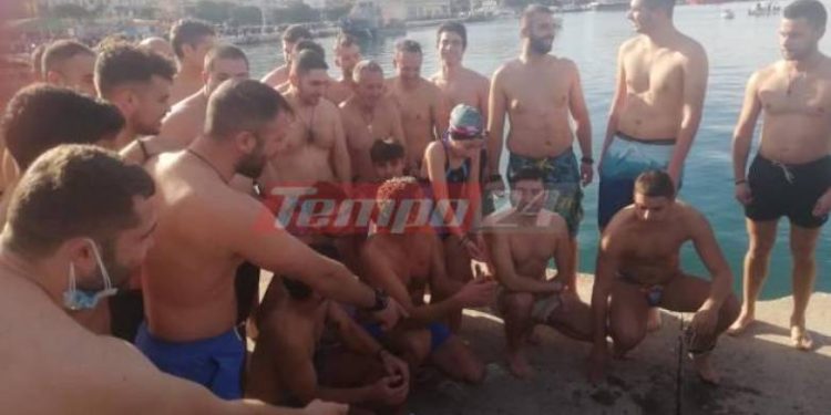 Πάτρα – Συγκινητικές στιγμές στον Αγιασμό των Υδάτων – Ο Νικόλας που έπιασε τον Σταυρό, χάρισε το δώρο του Μητροπολίτη στην 9χρονη Βασιλική που βούτηξε στα παγωμένα νερά! ΒΙΝΤΕΟ – ΦΩΤΟ