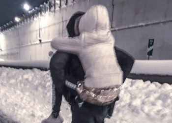 Κακοκαιρία: Η φωτογραφία που “σπάει” καρδιές! Αστυνομικός κουβαλάει μικρό κοριτσάκι στην πλάτη του – Είχε εγκλωβιστεί με τον πατέρα της – ΦΩΤΟ
