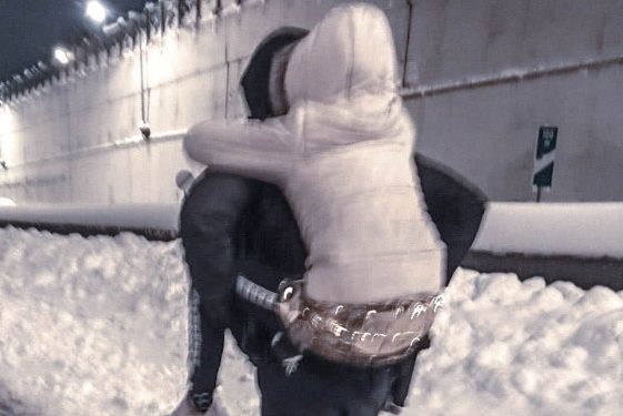 Κακοκαιρία: Η φωτογραφία που “σπάει” καρδιές! Αστυνομικός κουβαλάει μικρό κοριτσάκι στην πλάτη του – Είχε εγκλωβιστεί με τον πατέρα της – ΦΩΤΟ