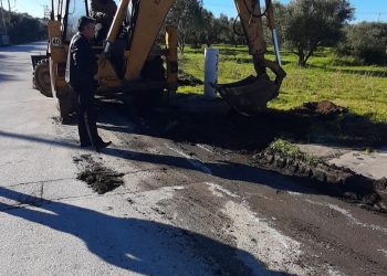 Δυτική Αχαΐα: Εργασίες σε επικίνδυνη λακκούβα – ΦΩΤΟ