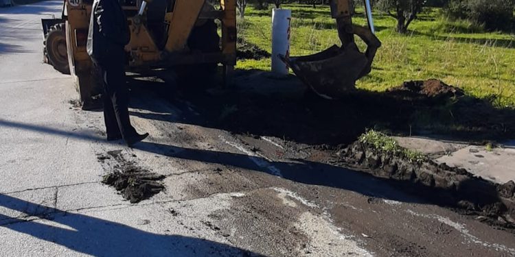 Δυτική Αχαΐα: Εργασίες σε επικίνδυνη λακκούβα – ΦΩΤΟ