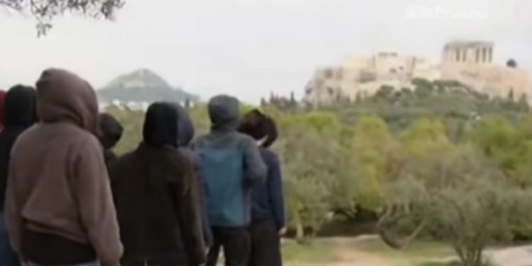 Ταινία μικρού μήκους με τίτλο «Ξεπαρθενών» απεικονίζει ζευγάρι να κάνει έρωτα στην Ακρόπολη