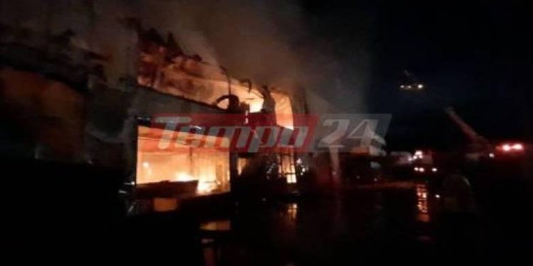 Δυτική Αχαΐα: Μεγάλη φωτιά σε εργοστάσιο στη ΒΙ.ΠΕ. BINTEO – ΦΩΤΟ