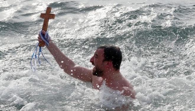 Θεοφάνεια: Τα έθιμα και οι παραδόσεις που κρατάνε μέχρι σήμερα