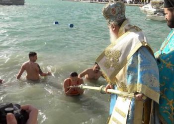 Ζάκυνθος – Θεοφάνια: Βούτηξε και γυναίκα στα παγωμένα νερά για να βρει τον Σταυρό – BINTEO