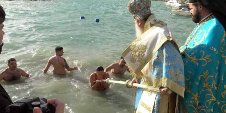 Ζάκυνθος – Θεοφάνια: Βούτηξε και γυναίκα στα παγωμένα νερά για να βρει τον Σταυρό – BINTEO