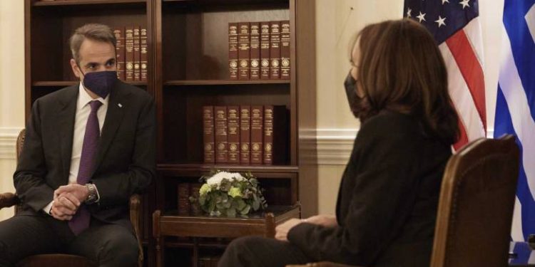 Δολοφονία Μπακαρί Χέντερσον: Η Κάμαλα Χάρις ρώτησε τον Κυριάκο Μητσοτάκη για την πορεία της δίκης στην Πάτρα