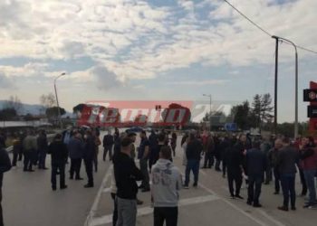 Πατρών-Πύργου: Οι αγρότες έκλεισαν την εθνική οδό στο ύψος της Αχαγιάς