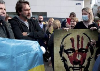 Χαβιέρ Μπαρδέμ: Διαμαρτυρήθηκε έξω από τη ρωσική πρεσβεία για την εισβολή στην Ουκρανία