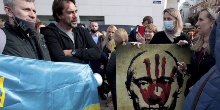 Χαβιέρ Μπαρδέμ: Διαμαρτυρήθηκε έξω από τη ρωσική πρεσβεία για την εισβολή στην Ουκρανία