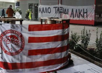 Μνημόσυνο για Θύρα 7: «Αλκης ζωντανός για πάντα αρειανός» – Συνθήματα οπαδών του Ολυμπιακού για τον Καμπανό