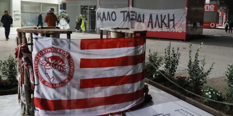 Μνημόσυνο για Θύρα 7: «Αλκης ζωντανός για πάντα αρειανός» – Συνθήματα οπαδών του Ολυμπιακού για τον Καμπανό