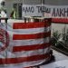 Μνημόσυνο για Θύρα 7: «Αλκης ζωντανός για πάντα αρειανός» – Συνθήματα οπαδών του Ολυμπιακού για τον Καμπανό