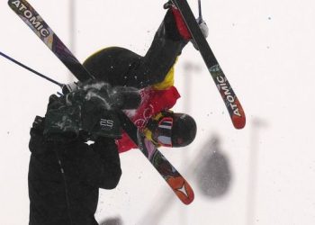 Τρομακτικό ατύχημα στους Χειμερινούς Ολυμπιακούς: Σκιέρ συγκρούστηκε με κάμεραμαν (Βίντεο)