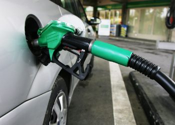 Ακρίβεια – Βενζίνη: «Καίει» την τσέπη των καταναλωτών- Κόντρα και στη Βουλή για τις ανατιμήσεις