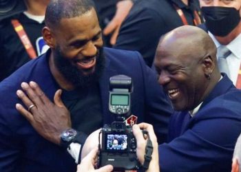 Χαμός με την αγκαλιά Τζόρνταν-ΛεΜπρόν στο All Star Game (Βίντεο)