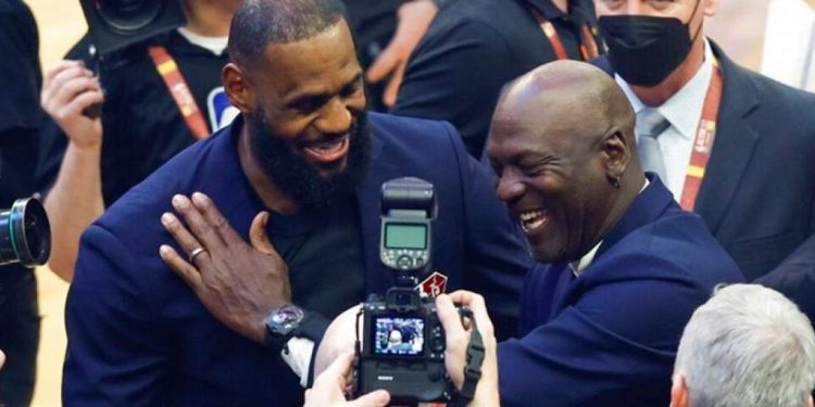 Χαμός με την αγκαλιά Τζόρνταν-ΛεΜπρόν στο All Star Game (Βίντεο)