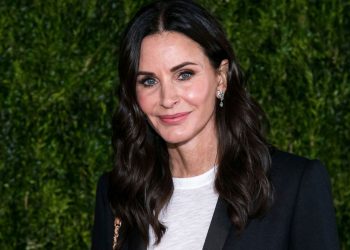 Courteney Cox: Σταματά τις πλαστικές, μετάνιωσε και παραδέχθηκε ότι έμοιαζε “περίεργη”