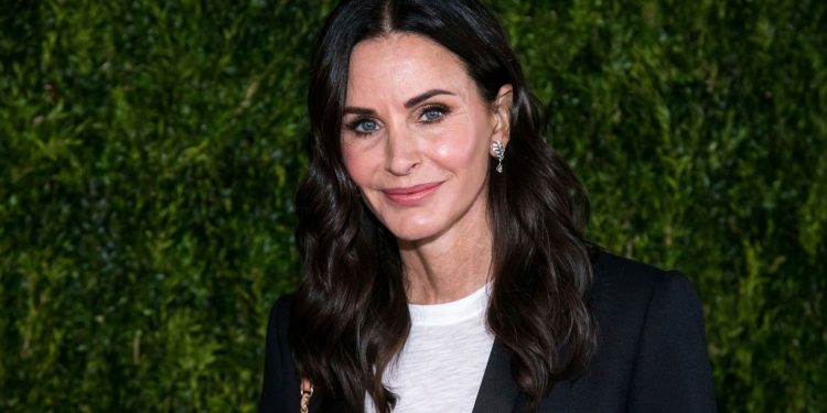 Courteney Cox: Σταματά τις πλαστικές, μετάνιωσε και παραδέχθηκε ότι έμοιαζε “περίεργη”