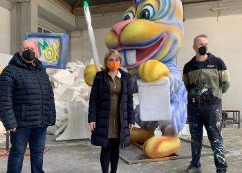 Στο Καρναβαλικό Συνεργείο Κατασκευών η Χριστίνα Αλεξοπούλου: «Ένας γίγαντας σε απραξία»