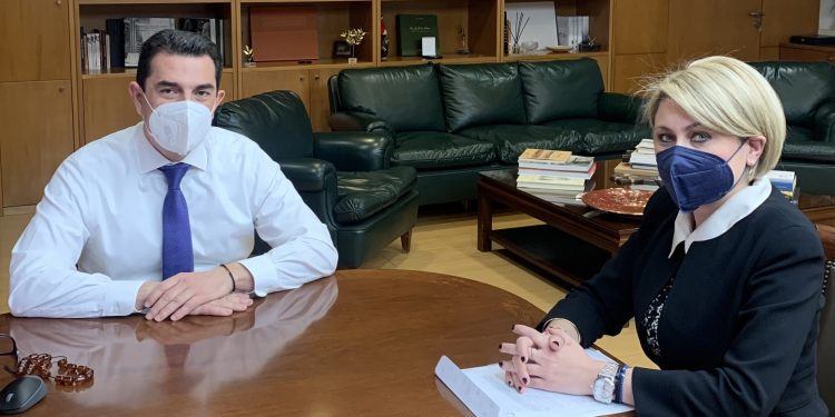 Συνάντηση Αλεξοπούλου – Σκρέκα: Ευθύνη των δήμων να καταγράψουν τα νοικοκυριά χωρίς ρεύμα