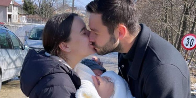 Τέλος στην «Οδύσσεια» της συζύγου και του παιδιού του Σάκχοφ – Ασφαλείς στην Ελλάδα (Βίντεο)