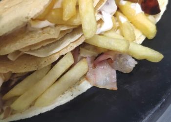 Πίτα τυλιχτή με σουβλάκι χοιρινό και κοτόπουλο μόνο στο Εβίβα!