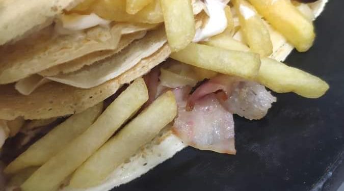 Πίτα τυλιχτή με σουβλάκι χοιρινό και κοτόπουλο μόνο στο Εβίβα!