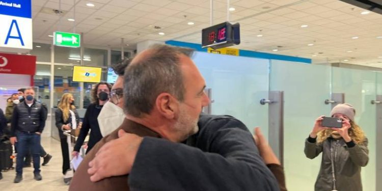 Ανδρέας Κατσανιώτης: Συγκινητικές στιγμές στην άφιξη του προξένου Μανώλη Ανδρουλάκη – ΦΩΤΟ