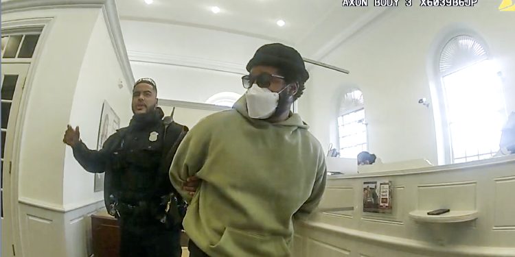 Ryan Coogler: Πήγε για ανάληψη και κατέληξε στο κελί – Βίντεο από τη σύλληψη του σκηνοθέτη του “Μαύρου Πάνθηρα”