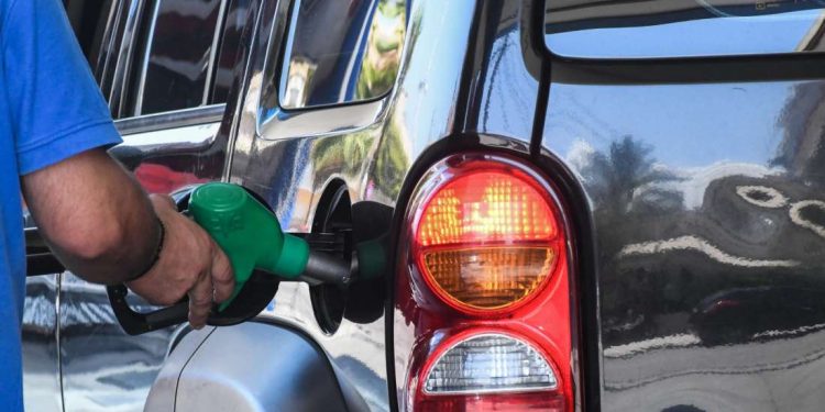 Βενζίνη: Η τιμή της αμόλυβδης στα διυλιστήρια ξεπέρασε τα 2 ευρώ (Βίντεο)