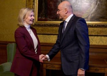 Απίστευτη γκάφα από την βρετανίδα ΥΠΕΞ – Μπέρδεψε τον Νίκο Δένδια με τον Νίκο Βέρτη
