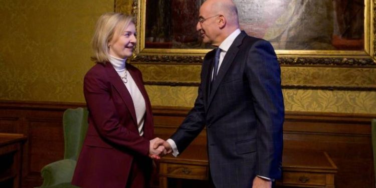 Απίστευτη γκάφα από την βρετανίδα ΥΠΕΞ – Μπέρδεψε τον Νίκο Δένδια με τον Νίκο Βέρτη