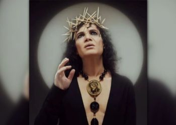 Παντελής Καναράκης: Αποσύρεται το τεύχος μετά τις αντιδράσεις για την πόζα με το στεφάνι