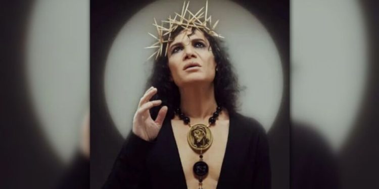 Παντελής Καναράκης: Αποσύρεται το τεύχος μετά τις αντιδράσεις για την πόζα με το στεφάνι