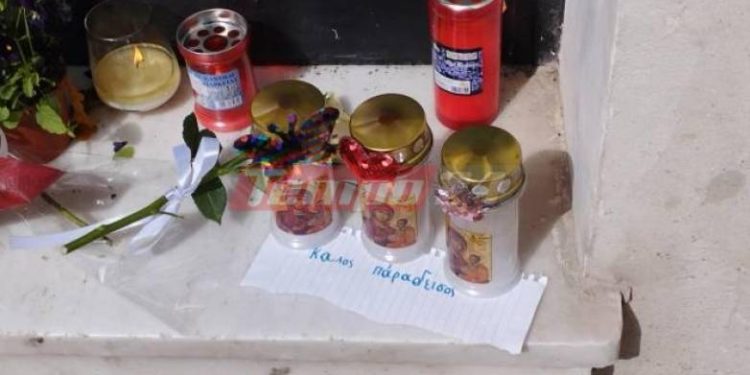 Πάτρα: Λουλούδια & κεριά στην πόρτα του σπιτιού της Ρούλας Πισπιρίγκου για τα τρία νεκρά κοριτσάκια (ΦΩΤΟ)