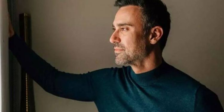 Γιώργος Καπουτζίδης: Με πατερίτσες στην παρουσίαση της νέας του σειράς