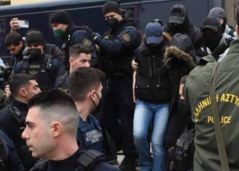Ρούλα Πισπιρίγκου: Οδηγείται αυτή την ώρα στα δικαστήρια για να απολογηθεί-Άγριες αποδοκιμασίες από τον κόσμο