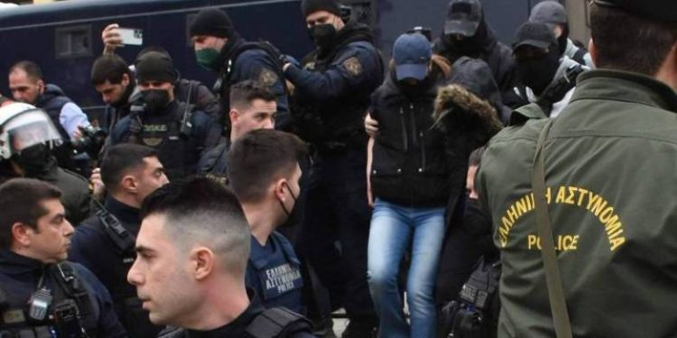 Ρούλα Πισπιρίγκου: Οδηγείται αυτή την ώρα στα δικαστήρια για να απολογηθεί-Άγριες αποδοκιμασίες από τον κόσμο