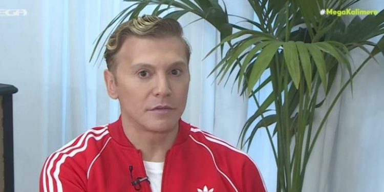 Τάκης Ζαχαράτος: Στην αρχή της καριέρας μου έλεγαν «Τι είναι τούτο; Τραγουδιστής; Τραβεστί; Drag queen; Ηθοποιός;»