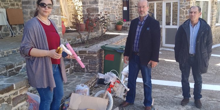 ΚΕΔΔΥ: Τρόφιμα και δώρα στους φιλοξενούμενους της Ιεράς Μονής Αγίου Νικολάου Σπάτα