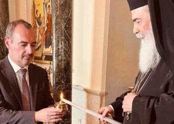 Ιεροσόλυμα: Παρέλαβε το Άγιο Φως ο Αχαιός υφυπουργός Εξωτερικών, Ανδ. Κατσανιώτης – Το απόγευμα στην Ελλάδα