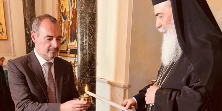 Ιεροσόλυμα: Παρέλαβε το Άγιο Φως ο Αχαιός υφυπουργός Εξωτερικών, Ανδ. Κατσανιώτης – Το απόγευμα στην Ελλάδα