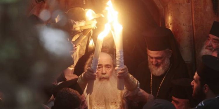 Το Μεγάλο Σάββατο στις 6 το απόγευμα η έλευση του Αγίου Φωτός στην Ελλάδα