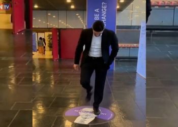 Ποδοπάτησε τη φωτογραφία του Ταγίπ Ερνγτογάν ο Τούρκος μπασκετμπολίστας του ΝΒΑ Ενές Καντέρ