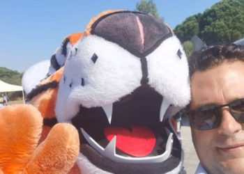 Ο δημοσιογράφος Νίκος Γιαπρακάς παρέα με μιά τίγρη!