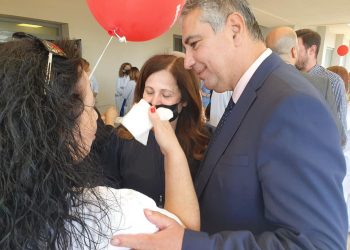 Ο Γιάννης Καρβέλης μαζί με νοσηλευτές και νοσηλεύτριες – ΦΩΤΟ