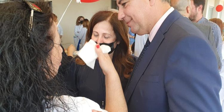 Ο Γιάννης Καρβέλης μαζί με νοσηλευτές και νοσηλεύτριες – ΦΩΤΟ