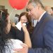 Ο Γιάννης Καρβέλης μαζί με νοσηλευτές και νοσηλεύτριες – ΦΩΤΟ