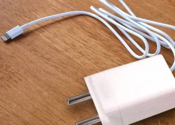 Γιατί δεν πρέπει να αφήνουμε τον φορτιστή στην πρίζα